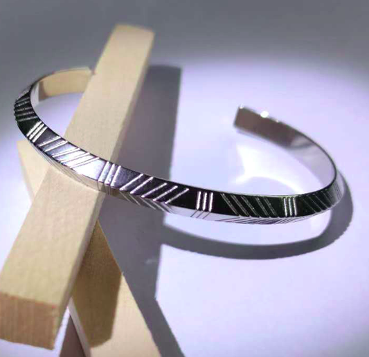 Brazalete de Acero Inoxidable con Diseño Geométrico Nórdico