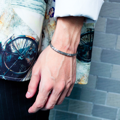 Brazalete de Acero Inoxidable con Diseño Geométrico Nórdico